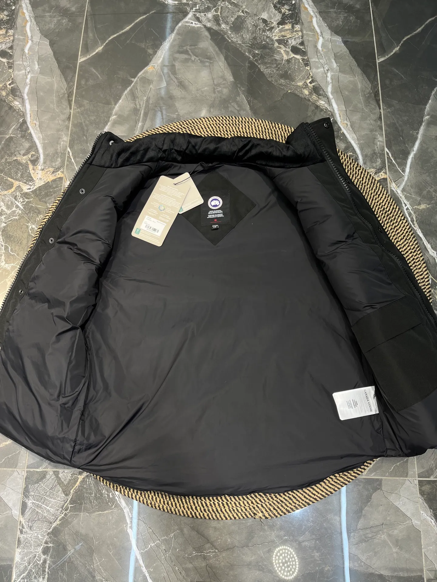 P380 🇨🇦Canada Goose""🇨🇦🌟 Garson down vest has always been recognized as the warmest down jacket. Various Instagram celebrities, Internet celebrities, and celebrities often wear it for street photos. I make Canada Goose every year, but I still can't get rid of my love for it. No matter how cold the days are, there is no need to be afraid, because there is! Filled with 90% white duck down, it is the legendary warmest down jacket and is known as a must-have for Arctic outdoor sports! The most popular down jacket in the world, celebrities are rushing to buy it, it is a must-have!  Size: XS to 2XL